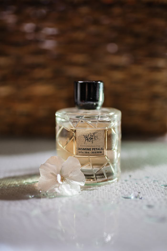 elegant-jasmine-perfume-bottle-with-flower-32291049
